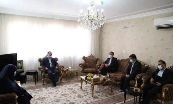 رئیس سازمان ثبت اسناد و املاک کشور با خانواده معظم شهید بیات دیدار کرد