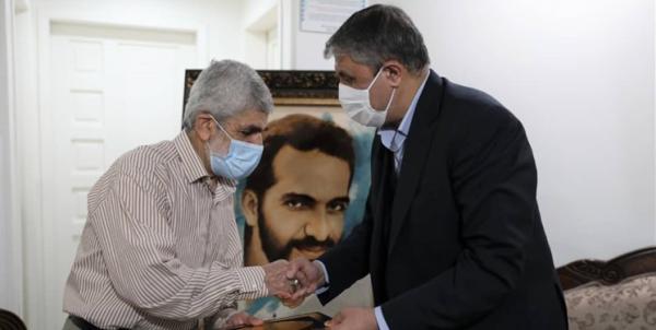 ملاقات رئیس سازمان انرژی اتمی با خانواده شهید احمدی روشن