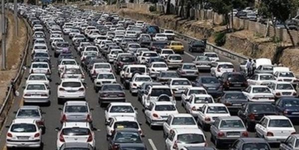 ترافیک سنگین در محور های هراز و فیروزکوه، بارش باران باعث کندی تردد شده است