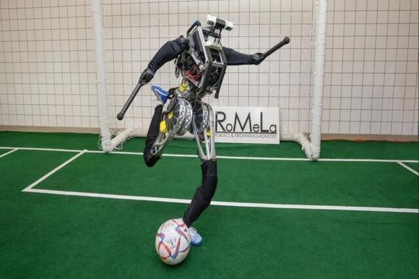 سریع ترین ربات انسان نمای دنیا برای مسابقات ربوکاپ آماده می گردد